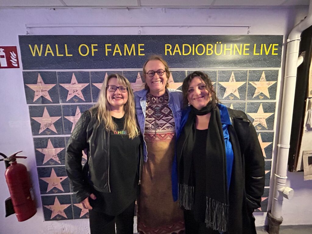 Foto mit Gabi Schwarz, Helga Hedi Denu und Stafanie Kuznik vor der Wall of Fame von radioFips