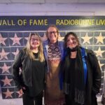 Foto mit Gabi Schwarz, Helga Hedi Denu und Stafanie Kuznik vor der Wall of Fame von radioFips